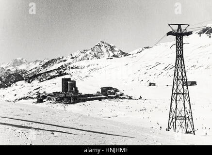 Sestriere, berühmten Skigebiet in Italien, Schnee Landschaft im Januar 1939 mit dem charakteristischen runden Gebäude. Rund um den Ferienort, kleine Slihouettes der Skifahrer. Scannen Sie Fron analoge Fotografie, Familie Privatsammlung vor dem zweiten Weltkrieg. Stockfoto