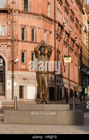 Nottingham, England - 13. Februar: Brian Clough Statue auf der King Street in Nottingham. in Nottingham, England. Am 13. Februar 2017. Stockfoto