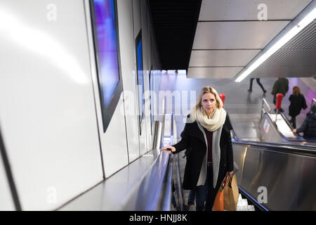 Junge Frau auf der Rolltreppe in Vienna u-Bahn Stockfoto