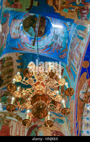 Kronleuchter und Fresken im Inneren der Kathedrale der Verklärung des Erlösers Kloster von St. Euthymios, Russland, Suzdal Stockfoto