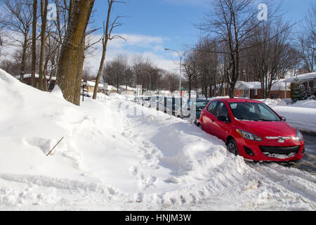 Sorel-Tracy, Kanada-13 Februar 2017: Sorel-Tracy Straße nach einem Schneefall tagsüber im Freien mit Autos auf der Straße geparkt. Sorel-Tracy ist ein kleines t Stockfoto