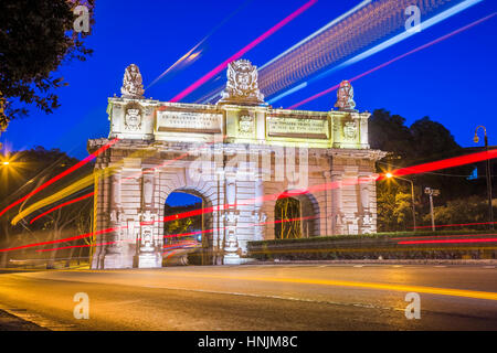 Floriana, Malta - Porte des Bombes oder Floriana Tor zum Valletta in frühen Morgenstunden mit Ampeln und klaren, blauen Himmel Stockfoto