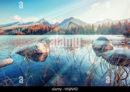 Majestätische Bergsee im Nationalpark Hohe Tatra. Strbske ples Stockfoto