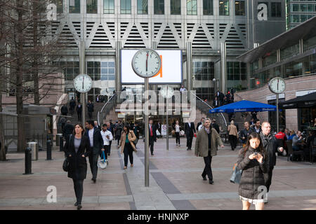 LONDON, UK - 7. April 2015: Unbekannte Menschen in Canary Wharf gehen zwischen Uhren. Wieder sechs öffentliche Uhren von Konstantin Grcic entworfen wurde Stockfoto