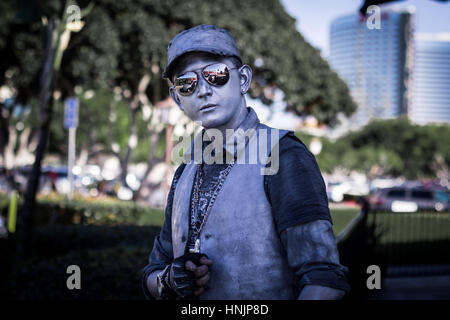 Statue Mann als Straßenmusikant und Unterhaltung auf den Straßen zu leben Stockfoto