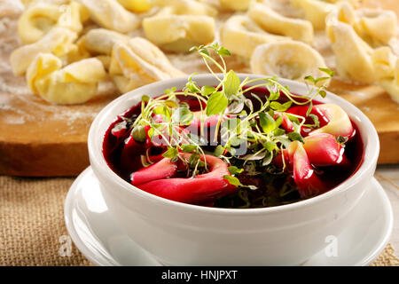 Borschtsch mit Nudeln, traditionelle ukrainische rote Bete Suppe. Stockfoto