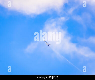 Poltavskaya Village, Russland - 13. Februar 2017: Kämpfer fliegen in den Himmel. Militärflugzeuge der 4. Generation. Stockfoto