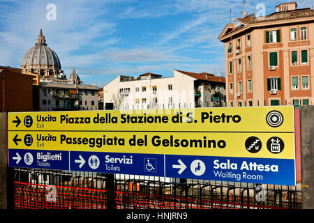 Ungewöhnliche Ansicht der Kuppel des Petersdoms von hinten, vom Bahnhof St. Peter aus. Vorstand Stazione San Pietro. Rom, Italien, Europa, EU Stockfoto