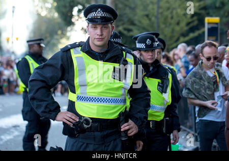 London, Vereinigtes Königreich - 29. August 2016: Sicherheit auf dem Notting Hill Carnival. Polizei am Karneval in diesem Jahr waren in großer Zahl wie Befürchtungen waren Stockfoto