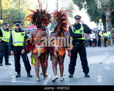 London, Vereinigtes Königreich - 29. August 2016: Sicherheit auf dem Notting Hill Carnival. Polizei am Karneval in diesem Jahr waren in großer Zahl wie Befürchtungen waren Stockfoto