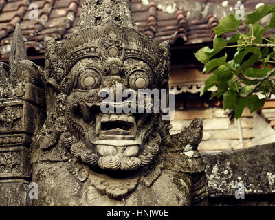 Barong steinerne Statue in der Nähe der Tempel in Bali, Indonesien Stockfoto