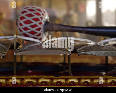 Gamelan Orchester balinesische Musikinstrumente, Satz von Fotos (Szene nach dem Regen). Indonesien Stockfoto