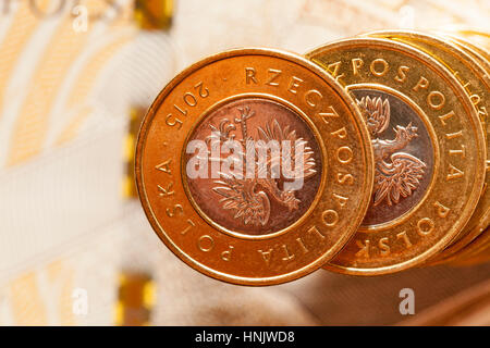 fotografiert von Nahaufnahme polnischen Geld PLN, die auf einander auf einem Haufen liegen. Münzen und Banknoten Bild mit geringen Schärfentiefe Stockfoto