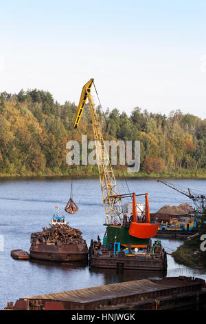 kleinen Flusshafen in dessen Hoheitsgebiet der Holz-Rohling. Foto Sommerlandschaft Stockfoto