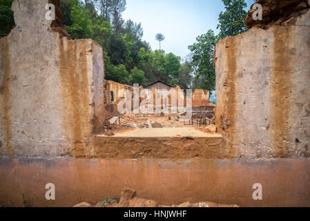 Die Überreste eines Schulgebäudes, das 2015 durch das Erdbeben zerstört wurde, am Stadtrand von Dhulikhel, Kavrepalanchowk, Nepal. Stockfoto