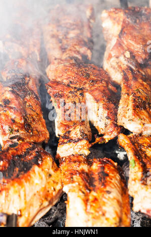 Fotografiert in der Nähe von Orange sukkulenten Kebabs von Schweinefleisch während ihrer Kochen auf dem Feuer. Kleine Tiefenschärfe. Stockfoto