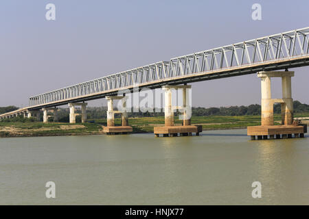 Autobahnbrücke über den Irrawaddy Fluss, Magway Region, Myanmar (Birma). Stockfoto