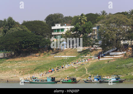 Boote und Einheimische während Ihrer Wäsche im Irrawaddy Fluss an Magway, Myanmar (Birma). Stockfoto