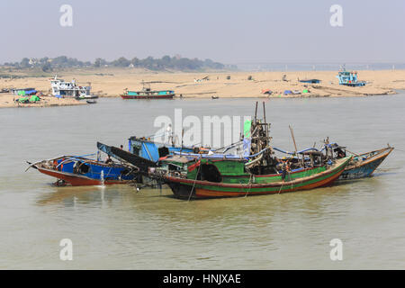 Mehrere Gold dredge Boote auf dem Irrawaddy Fluss in Myanmar (Burma). Stockfoto