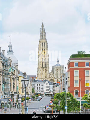 Antwerpen, Belgien - 26. Mai 2011: Die mittelalterlichen Suikerrui Straße, auf dem Grote Markt Platz mit hohen Bell Turm der Muttergottes Kathedrale auf ba Stockfoto