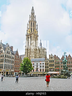 Antwerpen, Belgien - 26. Mai 2011: Die mittelalterlichen Stufengiebel Zunfthäusern am Grote Markt umgeben Brabo-Brunnen und Haus der touristischen Cafés und tav Stockfoto