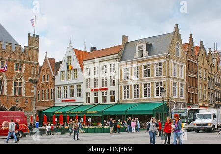 Brügge, Belgien - 26. Mai 2011: Der Marktplatz ist der beste Ort zu besuchen, Café oder Restaurant in historischen Treppengiebel Villa und genießen den Blick auf Stockfoto