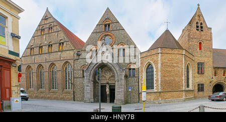 Die Fassade des Sint-Janshospitaal, mittelalterliches Hospital, Kirche und Memling Museum, befindet sich am Mariastraat in Brügge, Belgien. Stockfoto