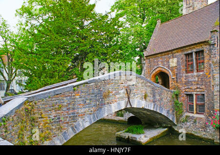 Die St. Bonifacius-Brücke über Den Dijver Kanal, zwischen Frauenkirche und Arantspark, Brügge, Belgien. Stockfoto