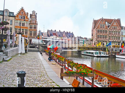 Gent, Belgien - 26. Mai 2011: The Korenlei Quay mit Blumen und Fahnen geschmückt und besetzt mit touristischen Cafés zum entspannen und genießen der Vie bietet Stockfoto