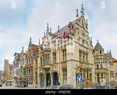 Gent, Belgien - 26. Mai 2011: Das mittelalterliche Herrenhaus verziert mit geschnitzten Details, befindet sich an der St.-Michaels-Brücke, am 26. Mai in Gent. Stockfoto