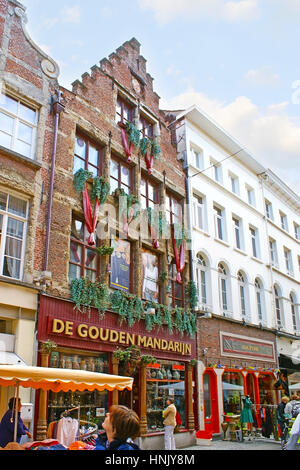 Gent, Belgien - 26. Mai 2011: Die Mageleinstraat Einkaufsstraße in der Altstadt, mit Geschäften, Haus im historischen Herrenhäusern, am 26. Mai in Gent. Stockfoto