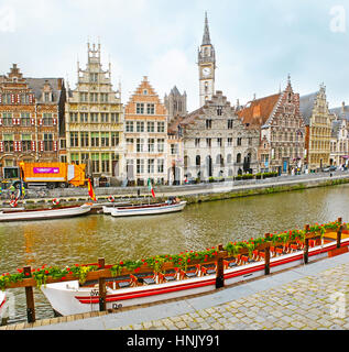 Gent, Belgien - 26. Mai 2011: Graslei Quay des Flusses Leie ist das bekannteste Wahrzeichen der Stadt mit vielen erhaltenen mittelalterlichen Paläste und Zunfthäuser, gemütliche Stockfoto