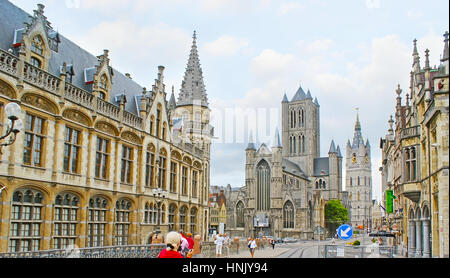 Gent, Belgien - 26. Mai 2011: Der Weg entlang der Old Post Office, die Sint-Niklaaskerk (St. Nicholas Church) und Gent Belfry (Belfort van Gent), auf Stockfoto