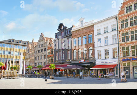 Gent, Belgien - 26. Mai 2011: Die Reihe der Straßencafés und Restaurants am Korenmarkt Square, bietet leckere regionale Küche und frischen Getränken in Stockfoto