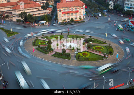 Verschwommene Verkehr Ben Thanh Kreisverkehr, Ho-Chi-Minh-Stadt (Saigon), Vietnam Stockfoto