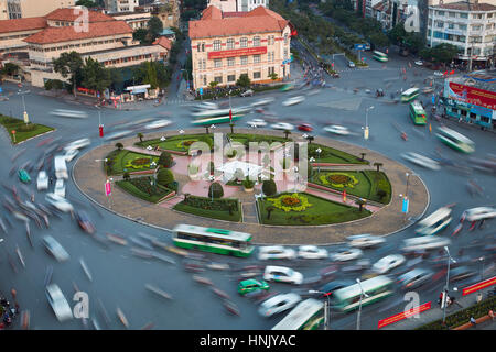 Verschwommene Verkehr Ben Thanh Kreisverkehr, Ho-Chi-Minh-Stadt (Saigon), Vietnam Stockfoto