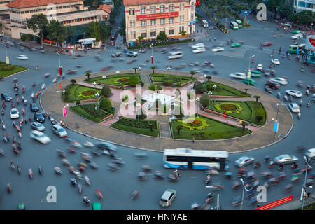 Verschwommene Verkehr Ben Thanh Kreisverkehr, Ho-Chi-Minh-Stadt (Saigon), Vietnam Stockfoto