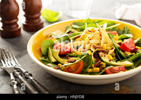 Mexikanischer Salat mit Speck, Mais, Tortilla-Streifen und avocado Stockfoto