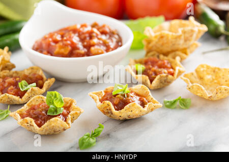 Kleine mexikanische Vorspeisen mit Tortilla Schalen und Tomaten Salsa auf Marmor Brett gemacht Stockfoto