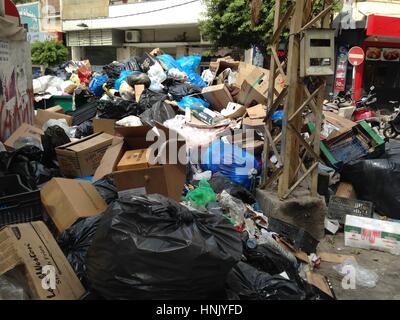 In den Makdesi-Straßen in Hamra, Beirut, Libanon stapelte sich Müll, ein Zeichen der libanesischen Regierungskorruption. Stockfoto