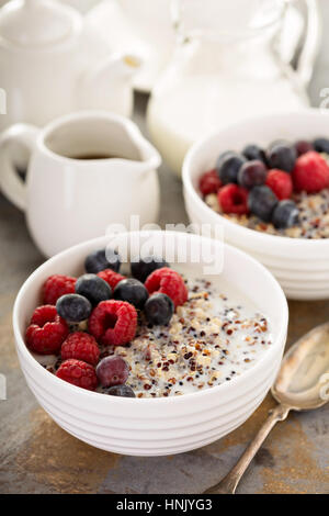 Quinoa-Porridge mit Himbeeren, Heidelbeeren und Zimt zum Frühstück Stockfoto