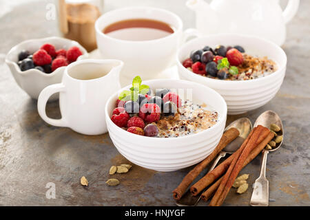 Quinoa-Porridge mit Himbeeren, Heidelbeeren und Zimt zum Frühstück Stockfoto