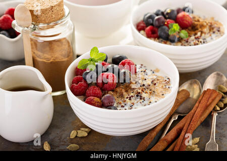 Quinoa-Porridge mit Himbeeren, Heidelbeeren und Zimt zum Frühstück Stockfoto