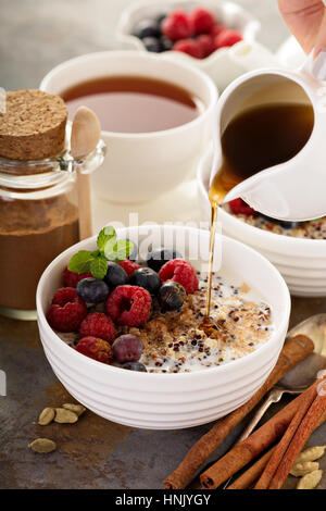 Quinoa-Porridge mit Himbeeren, Heidelbeeren und Zimt zum Frühstück Stockfoto