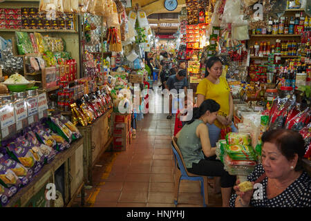 Stände in Ben-Thanh-Markt, Ho-Chi-Minh-Stadt (Saigon), Vietnam Stockfoto