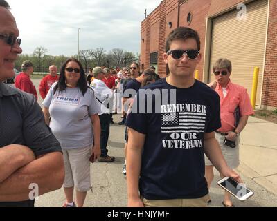 Ein Trumpf-Anhänger trägt ein T-shirt lesen, "Unsere Veteranen erinnern vor der Präsidentenkampagne Rallye für Donald Trump an der Indiana State Fairgrounds während der primären 2016 Indiana". Donald Trump ging auf um der Indiana primär- und die Präsidentschaft zu gewinnen. Stockfoto