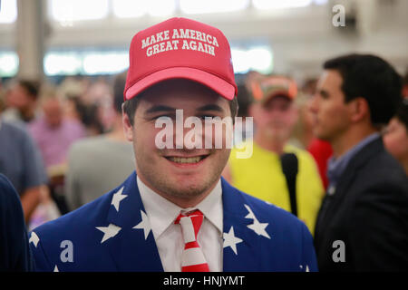 Ein Trumpf-Anhänger trägt einen Hut lesen "Machen Amerika große wieder," vor der Präsidentenkampagne Rallye für Donald Trump an der Indiana State Fairgrounds während der primären 2016 Indiana. Donald Trump ging auf um der Indiana primär- und die Präsidentschaft zu gewinnen. Stockfoto