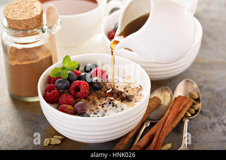 Quinoa-Porridge mit Himbeeren, Heidelbeeren und Zimt zum Frühstück Stockfoto