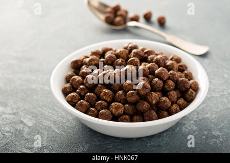 Schokolade süße Müsli in eine Schüssel weiß Stockfoto