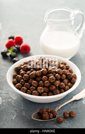 Schokolade süße Müsli in eine Schüssel weiß Stockfoto